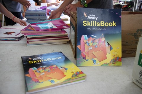 Pearlridge Rotarians assist in Books 4 Kids Project